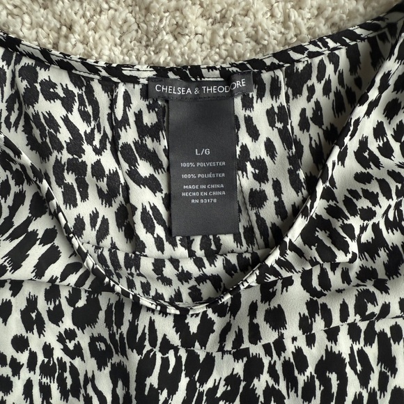Chelsea & Theodore Women's Snow Leopard Print Short Sleeve Blouse Size Large - Picture 3 of 4